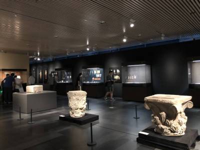 PeopleAtTheAfghanExhibitionAtTsinghuaUniversityMuseum2