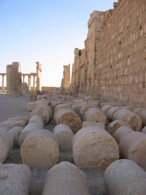 900px-Ruins_of_the_outer_arcade_in_the_Temple_of_Bel_Palmyra_Syria