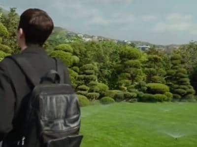 The-opening-scenes-of-Parasite-directed-by-Bong-Joon-ho-2